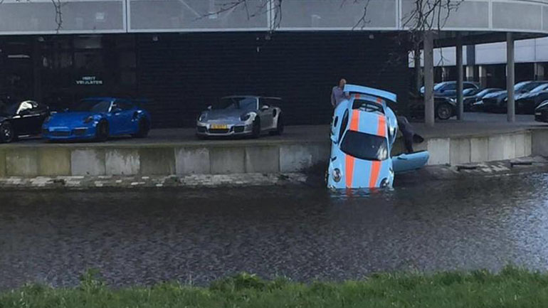 Βουτιά στο ποτάμι για μια Porsche 911 GT3 RS!